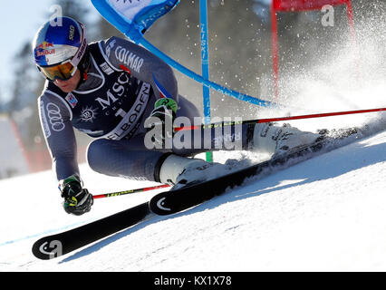 Adelboden, Svizzera. Il 6 gennaio, 2018. Alexis Pinturault della Francia si cancella un cancello durante la prima esecuzione di slalom gigante maschile gara al FIS Coppa del Mondo di Sci a Adelboden, Svizzera, Gennaio 6, 2018. Alexis Pinturault ha colto il terzo posto con 2:28,84 in totale. Credito: Ruben Sprich/Xinhua/Alamy Live News Foto Stock