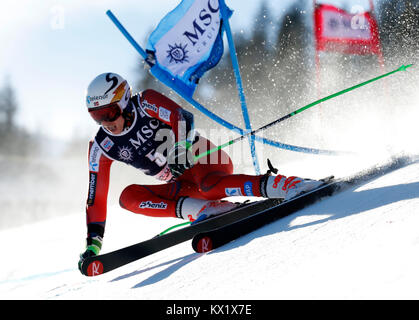 Adelboden, Svizzera. Il 6 gennaio, 2018. Henrik Kristoffersen della Norvegia si cancella un cancello durante la prima esecuzione di slalom gigante maschile gara al FIS Coppa del Mondo di Sci a Adelboden, Svizzera, Gennaio 6, 2018. Henrik Kristoffersen ha preso il secondo posto con 2:28.80 in totale. Credito: Ruben Sprich/Xinhua/Alamy Live News Foto Stock