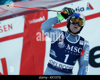 Adelboden, Svizzera. Il 6 gennaio, 2018. Alexis Pinturault di Francia reagisce dopo la seconda esecuzione di slalom gigante maschile gara al FIS Coppa del Mondo di Sci a Adelboden, Svizzera, Gennaio 6, 2018. Alexis Pinturault ha colto il terzo posto con 2:28,84 in totale. Credito: Ruben Sprich/Xinhua/Alamy Live News Foto Stock