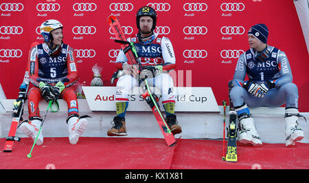 Adelboden, Svizzera. Il 6 gennaio, 2018. Henrik Kristoffersen (L) di Norvegia, Marcel Hirscher (C) di Austria e Alexis Pinturault di Francia celebrare dopo la seconda esecuzione di slalom gigante maschile gara al FIS Coppa del Mondo di Sci a Adelboden, Svizzera, Gennaio 6, 2018. Marcel Hirscher rivendicato il titolo con 2:28.63 in totale. Credito: Ruben Sprich/Xinhua/Alamy Live News Foto Stock