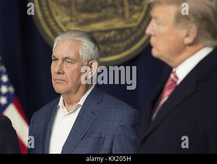 Thurmont, Maryland, Stati Uniti d'America. Il 6 gennaio, 2018. Segretario di Stato statunitense Rex Tillerson, sinistra, ascolta come i repubblicani a turno per parlare con i media a Camp David, il rifugio presidenziale vicino Thurmont, Maryland, dopo di noi Presidente Trump, destra, tenuto riunioni per membri del gabinetto e repubblicano membri del Congresso per discutere il repubblicano agenda legislativa per il 2018. Credito: Chris Kleponis/CNP/ZUMA filo/Alamy Live News Foto Stock