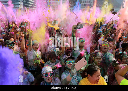 Pasay City, Filippine. Il 7 gennaio, 2018. I corridori gettare varie polvere colorata in aria durante il 2018 Manila a colori eseguiti in Pasay City, Filippine, 7 gennaio 2018. Migliaia di persone hanno partecipato alla fun run volto a promuovere uno stile di vita più sano. Credito: Rouelle Umali/Xinhua/Alamy Live News Foto Stock