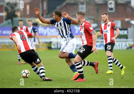 West Bromwich Albion di Salomon Rondon (sinistra) e Exeter City's Pierce Sweeney (destra) battaglia per la sfera durante la FA Cup, terzo round corrispondono a St James Park, Exeter. Foto Stock