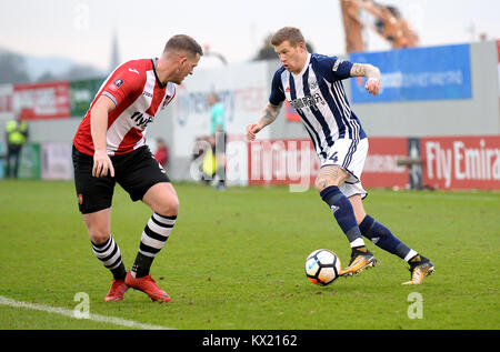 Exeter City's Pierce Sweeney (sinistra) e West Bromwich Albion James McClean (destra) battaglia per la sfera durante la FA Cup, terzo round corrispondono a St James Park, Exeter. Foto Stock