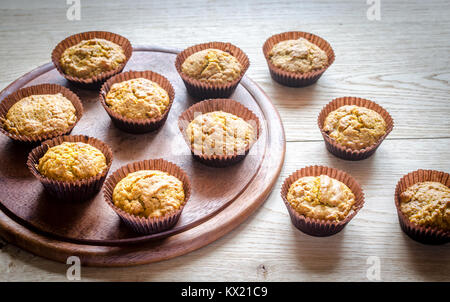 Integrale muffin di zucca con uvetta Foto Stock