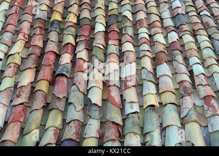 Un colorato abstract di tegole del tetto a copertura di un mucchio di raccolti di fresco sale di mare nelle saline di Trapani, Sicilia (Italia) Foto Stock