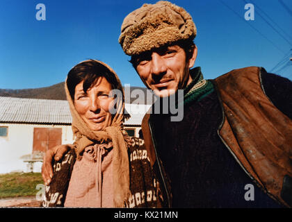 La Romania 1994 - Agriturismo mano Valentin e sua moglie presso la loro fattoria in remoto in Transilvania fotografia scattata da Simon Dack Foto Stock