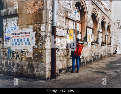 Pareti ricoperte di graffiti e avvisi in Timisoara Romania Foto Stock