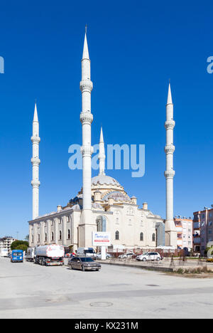 La moschea Kulliye è raffigurato nel distretto di Manavgat, nella Turchia meridionale. La moschea ha quattro minareti ed è il più grande della provincia di Antalya. Foto Stock