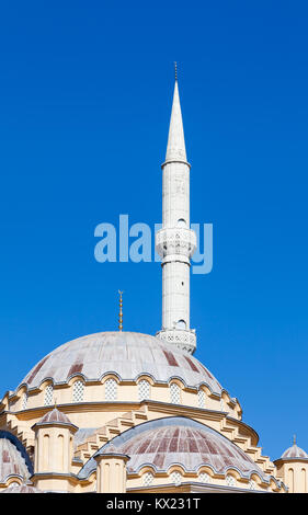 La cupola e un minareto da Kulliye moschea a Manavgat, Turchia. La moschea ha quattro minareti ed è il più grande nella provincia di Antalya. Foto Stock