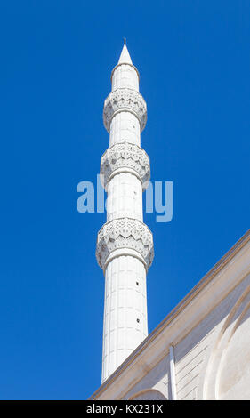 Un minareto da Kulliye moschea a Manavgat, nella Turchia meridionale. La moschea ha quattro minareti ed è il più grande della provincia di Antalya. Foto Stock