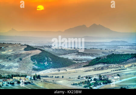 Tramonto al di sopra delle colline a nord-ovest della Tunisia vicino Le Kef Foto Stock