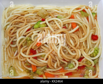 Contenitore di cartone di pasta e verdure che è stato cotto in forno a microonde Foto Stock