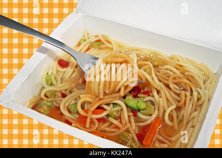 Contenitore di cartone di pasta e verdure che è stato cotto in forno a microonde Foto Stock