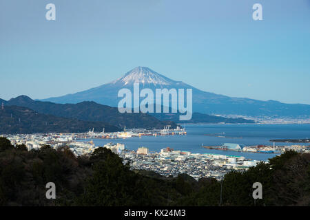 Il monte Fuji e Shimizu porto d'inverno. Foto Stock