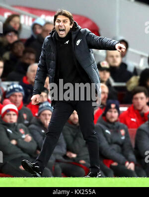 Chelsea manager Antonio Conte gesti sul perimetro Foto Stock