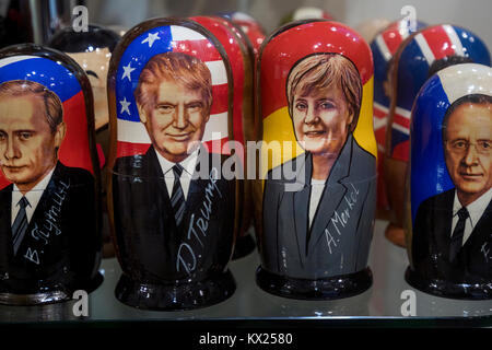 Russo, americano, tedesco e leader di Francia raffigurato su bambole tradizionali - Matrioska nel chiosco di souvenir a Mosca, Russia Foto Stock