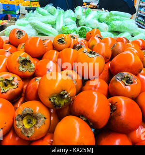 Dolce persimmon in negozio Foto Stock