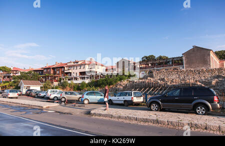 Nesebar, Bulgaria - Luglio 20, 2014: Old town street view di automobili parcheggiate. Cittadini e turisti a piedi sulla strada costiera Foto Stock