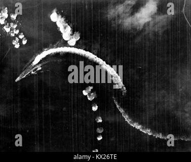 Giapponese portaerei Hiryu durante la manovra di un alto livello di bombardamento dalla USAAF B-17 bombardieri, poco dopo le 8 del mattino del 4 giugno 1942 durante la Battaglia di Midway Foto Stock