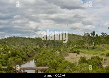 Il fiume che scorre attraverso un scene rurali dal paese paesaggi australiani, Queensland, Australia Foto Stock