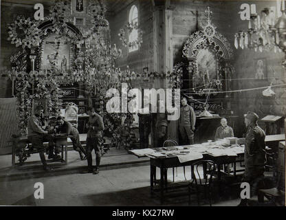 La Cancelleria dello Stato maggiore della 25a Divisione di Fanteria utilizzò una chiesa russa come spazio di lavoro, riflettendo le operazioni militari e l'uso amministrativo degli edifici nella Germania storica. Foto Stock