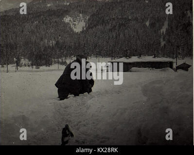 Die neue Station Haunold, zwischen Toblach und Innichen. Kriegsberichterstatter Graf Scapinelli und Oberleutnant Baron Schey tiefen im Schnee, Jänner 1917. (BildID 15578373) Foto Stock