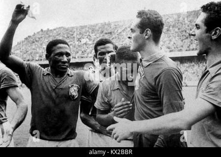 Djalma Santos, Pelé e Gilmar sono stati calciatori brasiliani che hanno contribuito alla vittoria del Brasile nella Coppa del mondo FIFA 1958, assicurandosi il primo titolo nazionale. Foto Stock