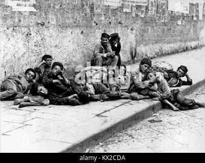 Dolce far niente - Scugnizzi a Napoli, 1880 Foto Stock