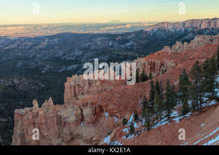 Vista la ponderosa Canyon, con un minimo di livello di neve nel mezzo dell'inverno, il Parco Nazionale di Bryce Canyon, Utah, Stati Uniti. Foto Stock