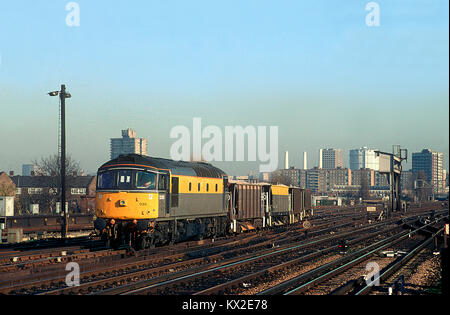 Una classe 33 locomotiva diesel numero 33030 si avvicina a Clapham Junction con una breve tratta di treno di zavorra caricato i carri 15 novembre 1993. Foto Stock