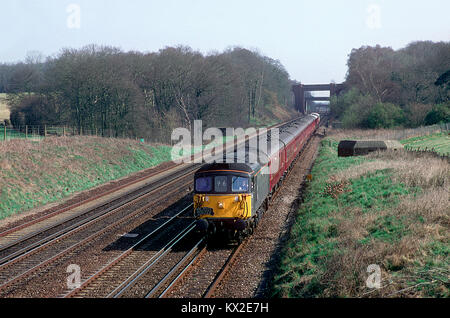 Una classe 33 locomotiva diesel numero 33101 lavora la gamba diesel del "South Western limitato" carta di vapore a Potbridge in Hampshire. Xx Marzo 1993. Foto Stock