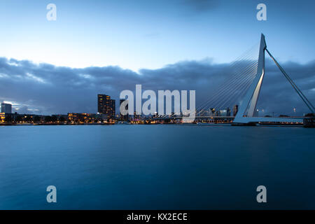 Il celeberrimo ponte che attraversa il fiume Maas all'alba a Rotterdam, Paesi Bassi. Foto Stock