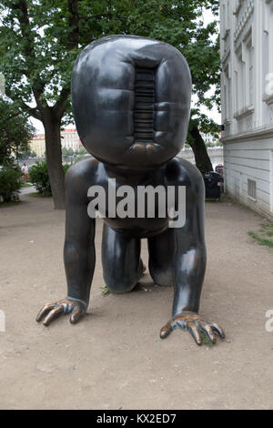 David Cerny statua di un volto strisciare baby al di fuori del Museo di Arte Moderna di Praga Foto Stock