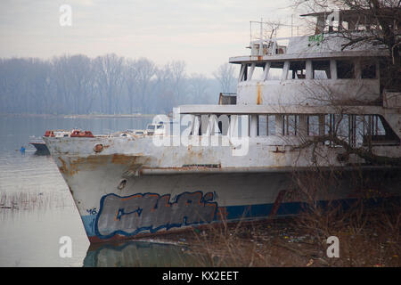 Vecchio, rotte, falling apart nave dal fiume del Danubio a Zemun, Belgrado, Serbia Foto Stock