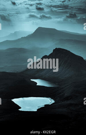Un monotono vista sull'Quiraing nell'Isola di Skye in Scozia Foto Stock