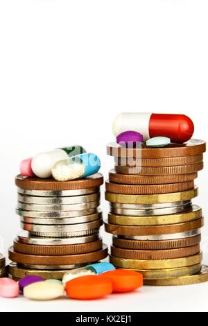 Il finanziamento di nuovi medicinali. Diversi tipi di farmaci con la Repubblica ceca e le monete in euro. Finanza per trattare il cancro Foto Stock