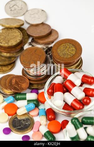 Il finanziamento di nuovi medicinali. Diversi tipi di farmaci con la Repubblica ceca e le monete in euro. Finanza per trattare il cancro Foto Stock