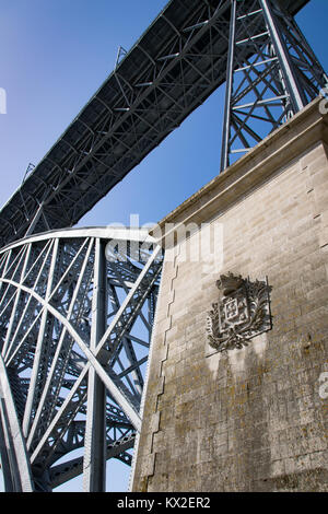 Porto, Portogallo : Dom Luís I ponte che attraversa il fiume Douro Foto Stock