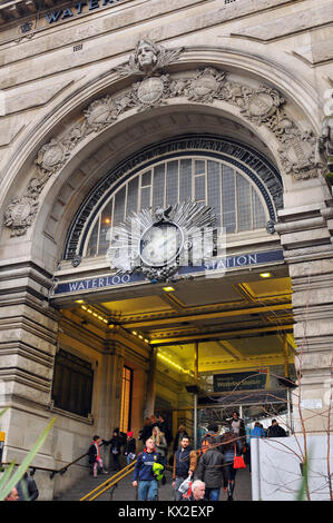 L'ingresso principale dell'edificio storico di Waterloo principale stazione ferroviaria nel centro di Londra. Occupato di " commuters " terminale ferroviario della città capitale. Foto Stock