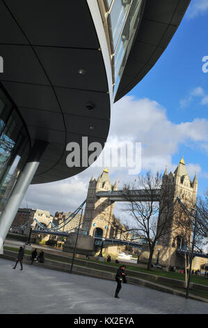Una diversa o punto di vista inusuale o angolo del Tower Bridge e city hall di Londra. Il fiume Tamigi edifici e architettura. Iconico simbolo di Londra Foto Stock
