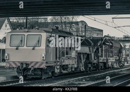 Distribuire la zavorra e di profiling via macchina. Riparare il treno Foto Stock