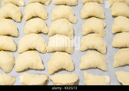 Set di dolci fatti in casa il lievito croissant durante la preparazione, pronto per la cottura. Foto Stock