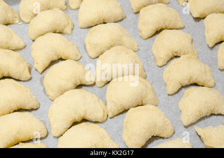 Set di dolci fatti in casa il lievito croissant durante la preparazione, pronto per la cottura. Foto Stock