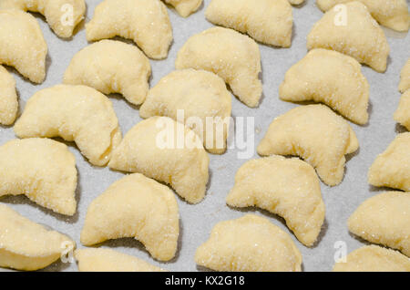 Set di dolci fatti in casa il lievito croissant durante la preparazione, pronto per la cottura. Foto Stock
