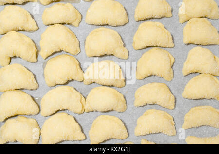 Set di dolci fatti in casa il lievito croissant durante la preparazione, pronto per la cottura. Foto Stock