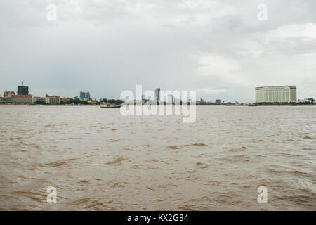 Un hotel di lusso, costruito sulla riva del fiume alla confluenza conflux del fiume Tonle Sap e il fiume Mekong in Phnom Penh Cambogia, Sud Est Asiatico monsone Foto Stock