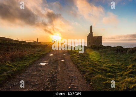 Tramonto sul Botallack miniera di stagno Penzance Cornwall Foto Stock