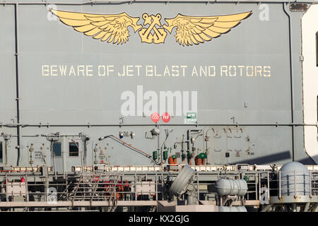 Attenzione di jet blast e rotori segno sul ponte della USS Bonhomme Richard (LHD-6) wasp-classe assa anfibio Foto Stock