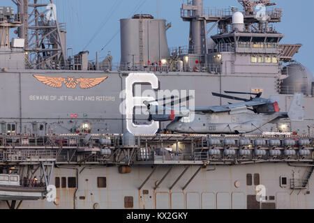 Bell Boeing MV-22 Osprey aeromobile a rotore inclinabile dal Corpo della Marina degli Stati Uniti sul ponte di Stati Uniti Foto Stock